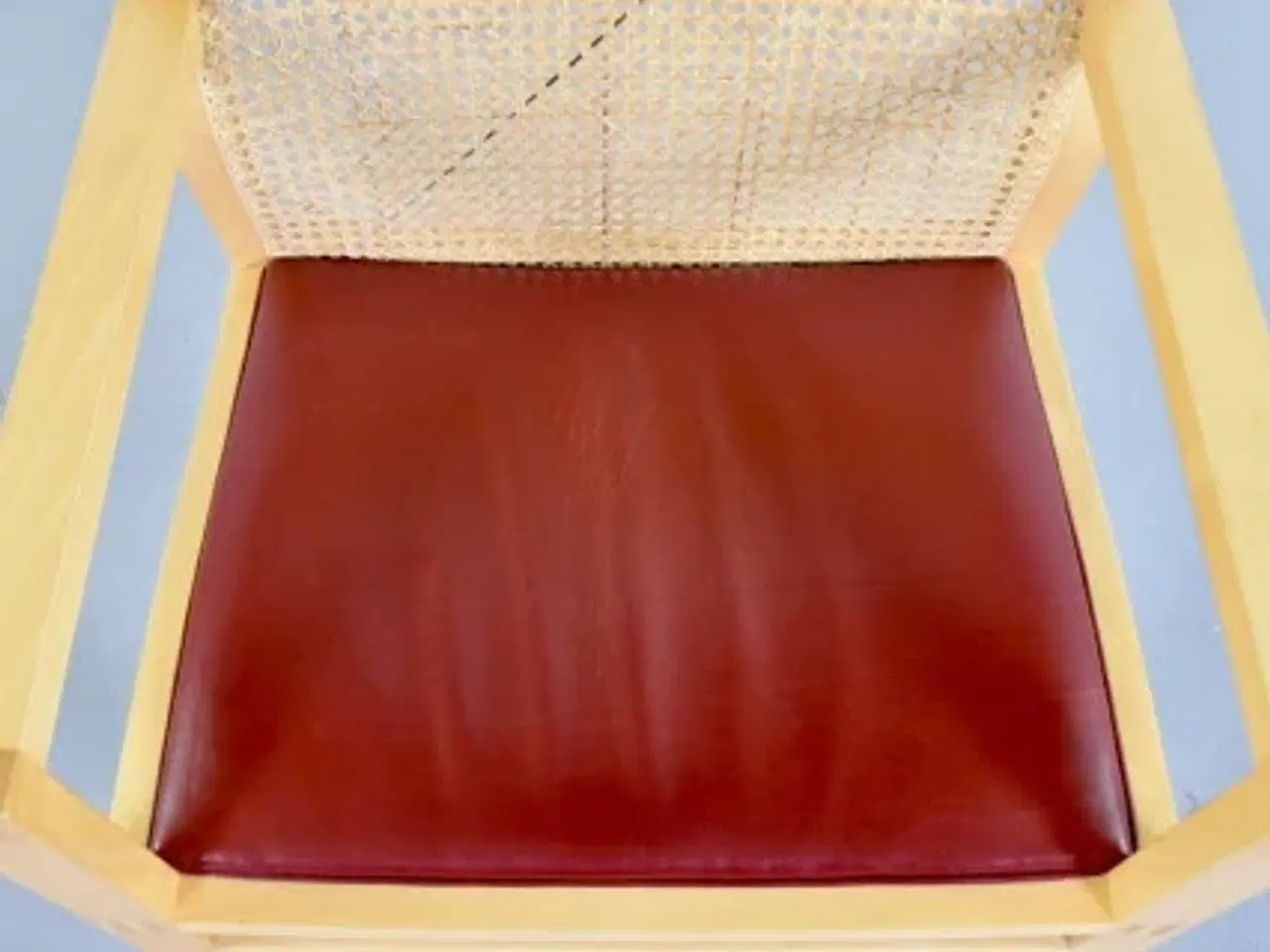 Billede 5 - Rud thygesen og johnny sørensen stol med rødt lædersæde og flet ryg