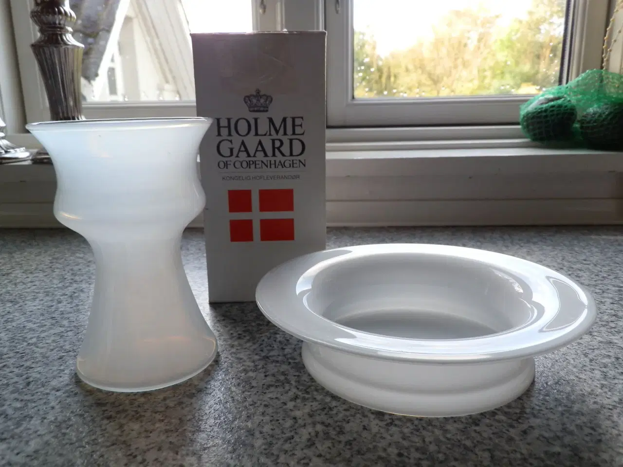 Billede 2 - Vase og bordskål i mat hvid glas