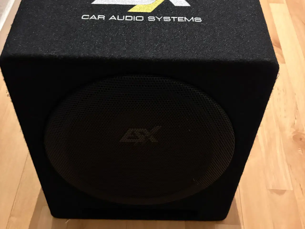 Billede 1 - 12 tommer bas til bilen den står og fylder skal væ