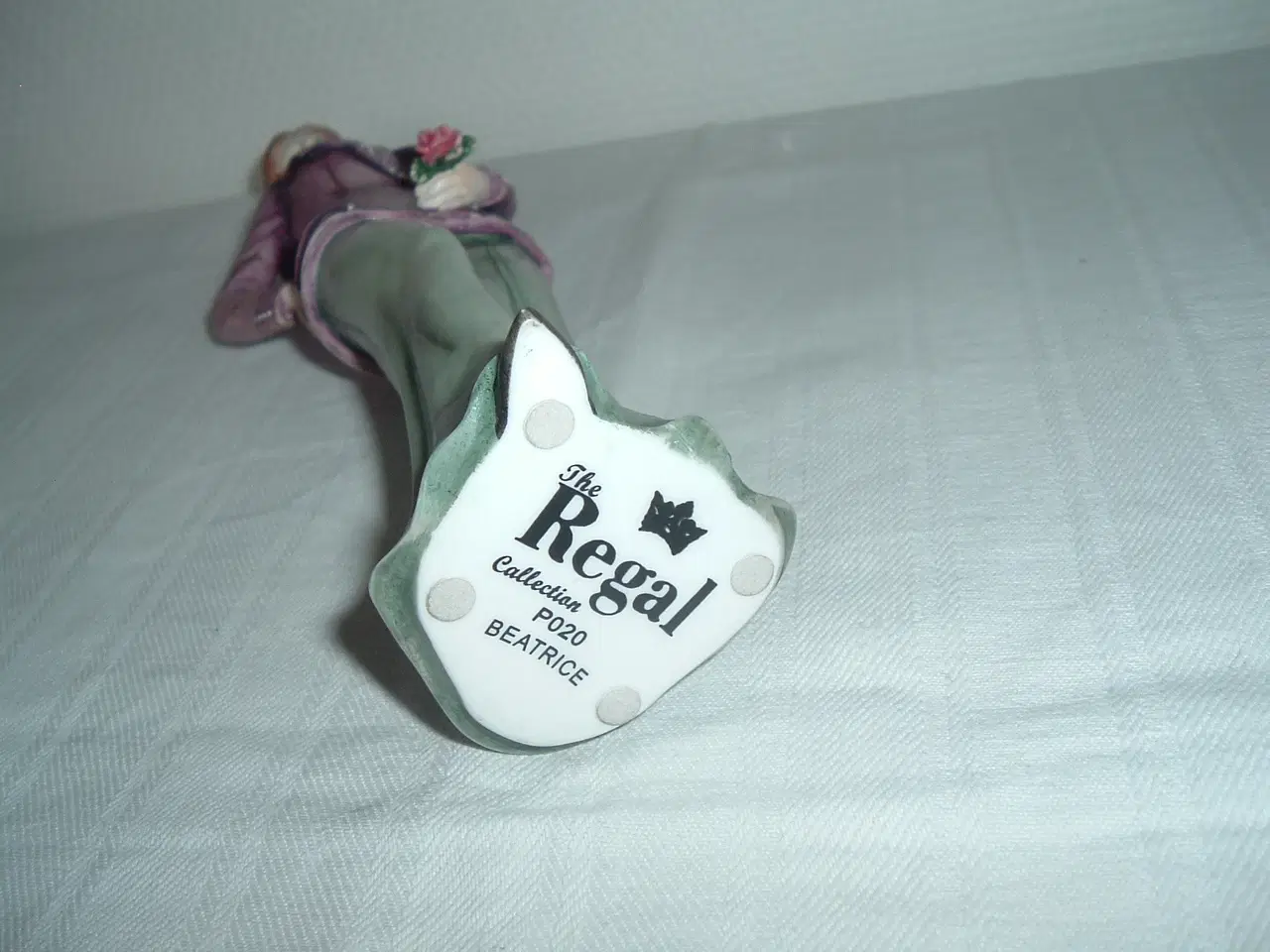 Billede 3 - Figur. Dame med blomsterbuket. Porcelænsfigur