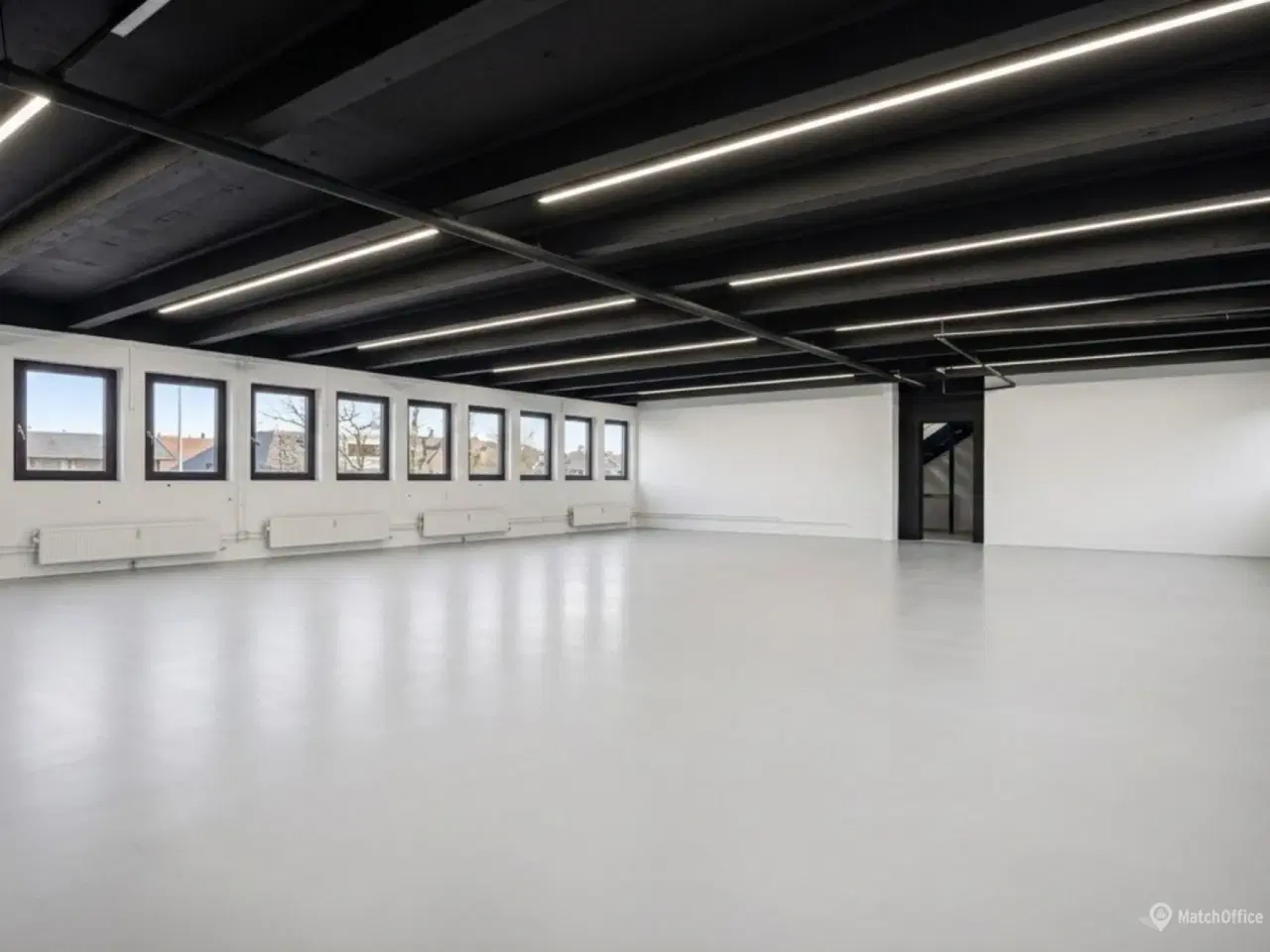Billede 2 - Avedøre -  400m² lager/showroom og kontor samt 300m² indhegnet oplagsplads