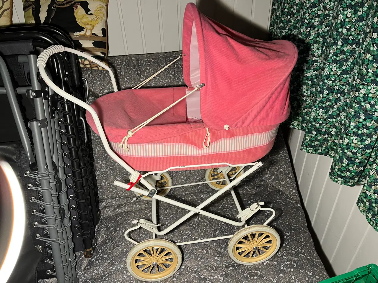 Billede 1 - Lyserød dukkevogn. Zekiwa. Giv bud.