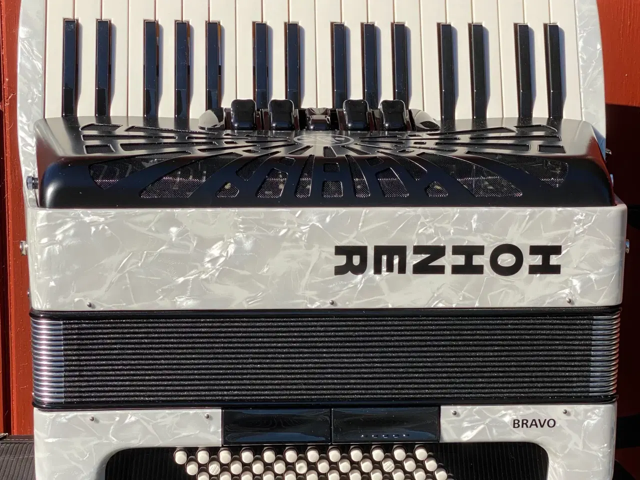 Billede 12 - 🎶 Hohner Bravo III 72 – Hvid Perlemor, 7,4 kg . 