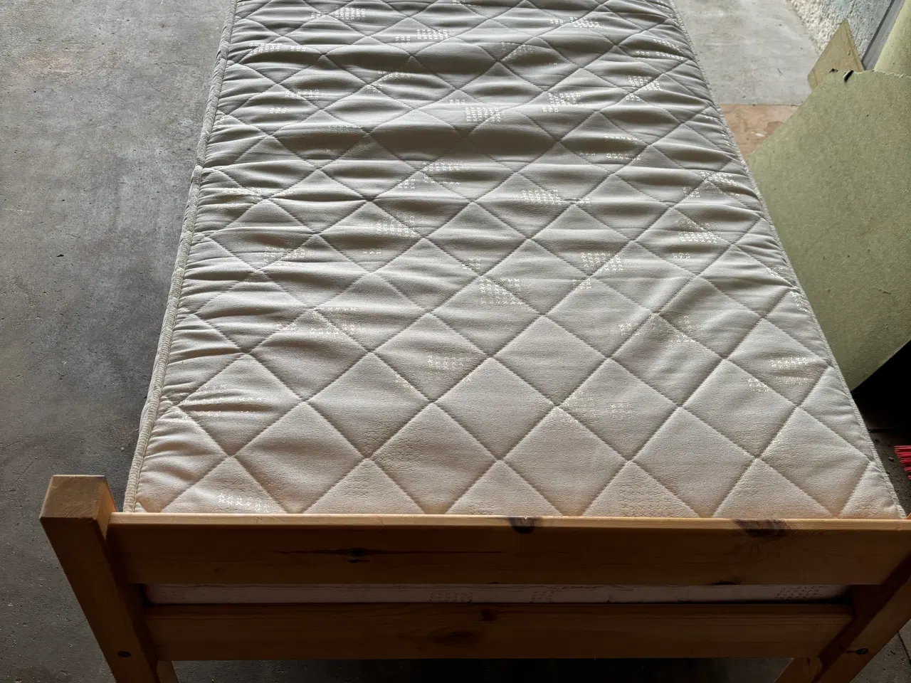 Billede 4 - Træseng inkl. madras