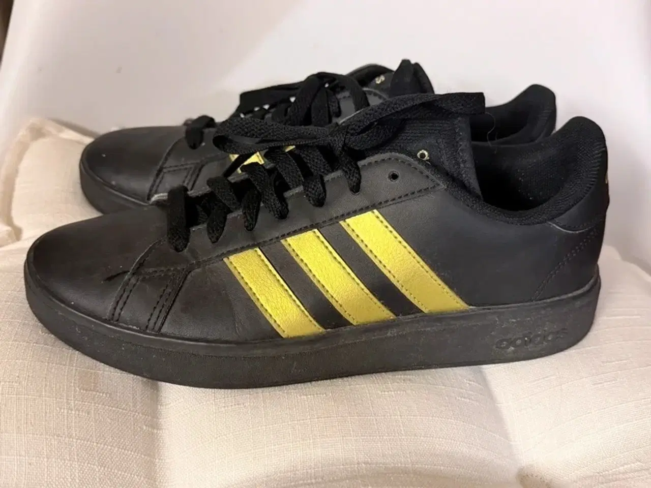 Billede 2 - Adidas sneakers sort guld. Str 40
