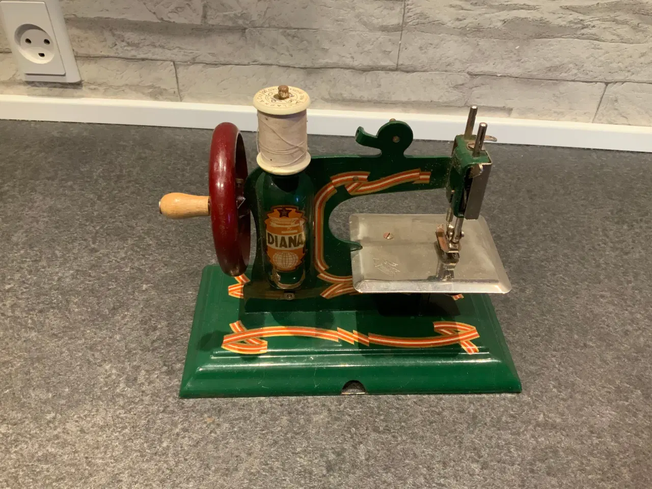 Billede 1 - Gammel legetøjs symaskine