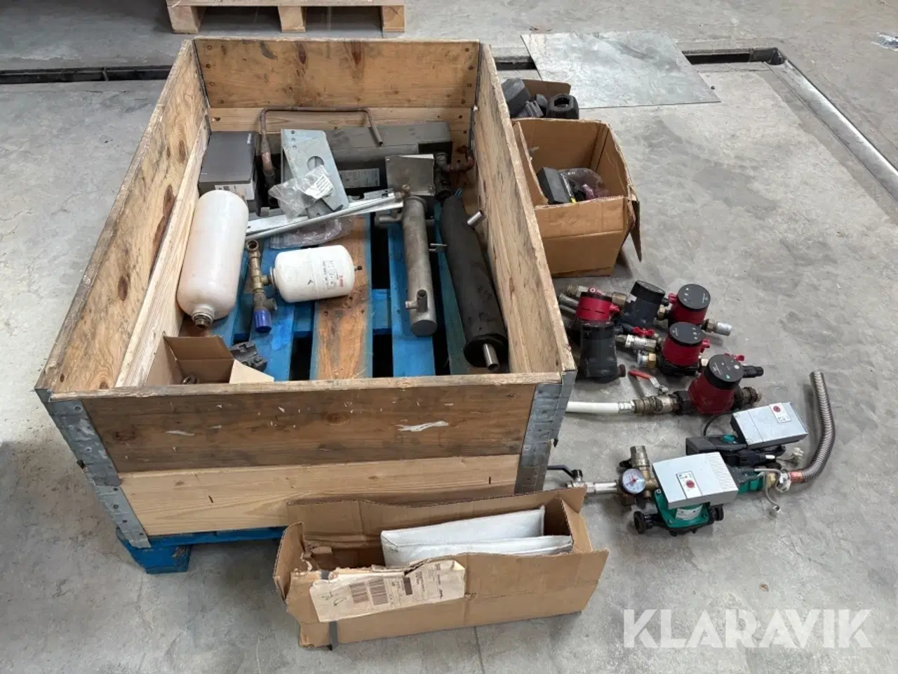 Billede 4 - Blandet kasse med pumper og isolering dertil. Grundfos 9 styk
