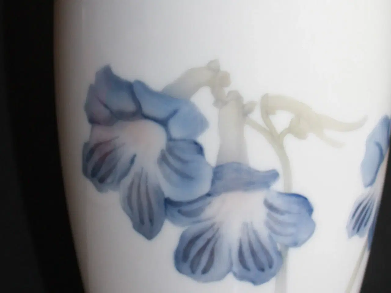 Billede 3 - Vase med blå blomster, Bing og Grøndahl