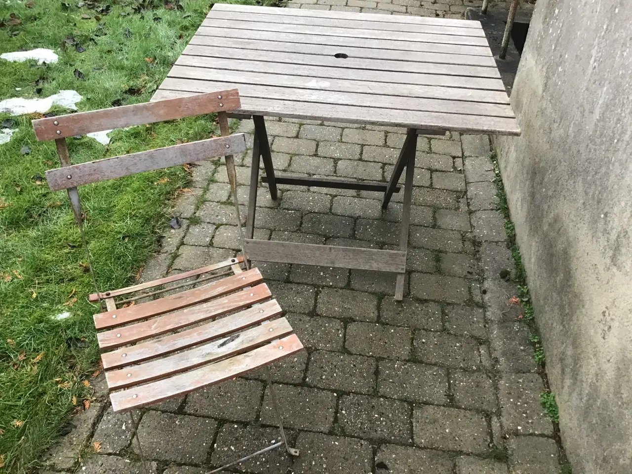 Billede 1 - Træ haveklapbord og en cafestol.