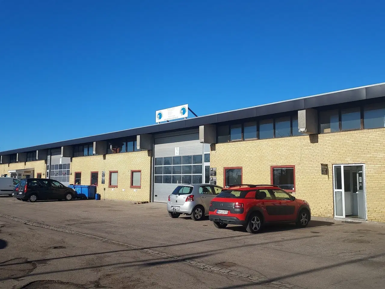 Billede 12 - Autoværksted / Værksted / Lager/ Produktion / Showroom. Store porte. Ingen søjler, Højloftet, Kun lette væge, Eget parkeringsareal.