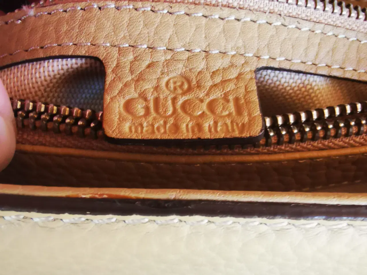 Billede 5 - Sælger en Gucci håndtaske i beige farve. Tasken er