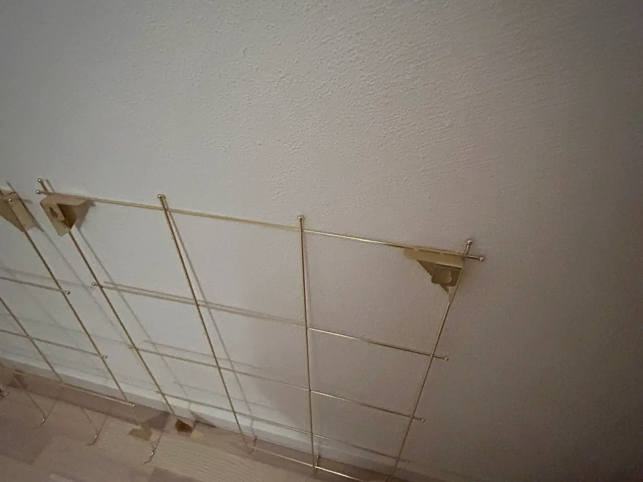 Billede 3 - Opslagstavle i metal gitter, guldfarvet