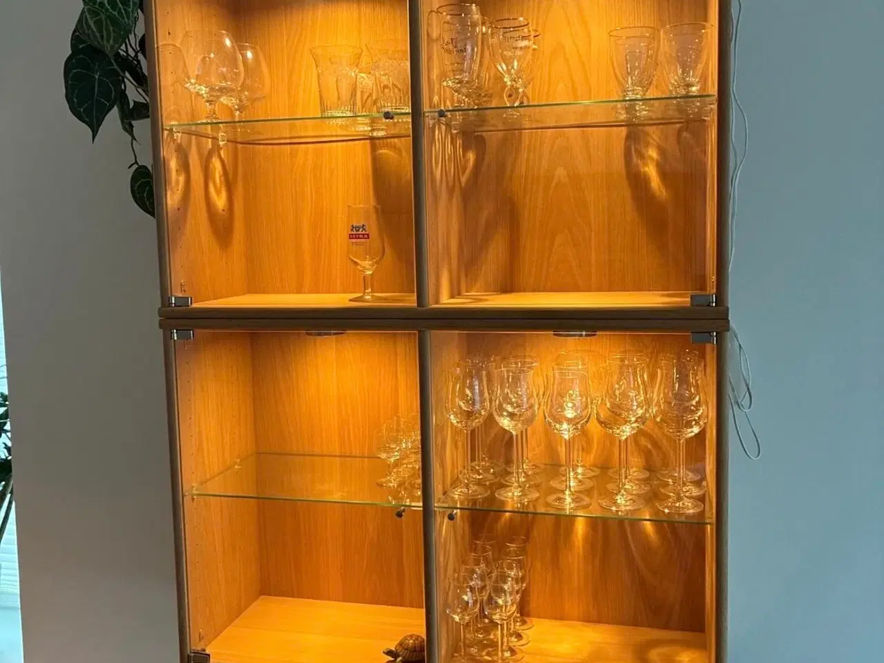 Billede 2 - Vitrineskab til ophæng. 2 stk