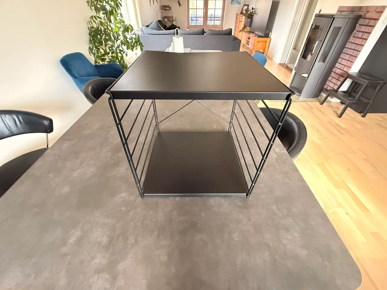 Billede 1 - Sort metal natbord / væghylde fra Søstrene Grene