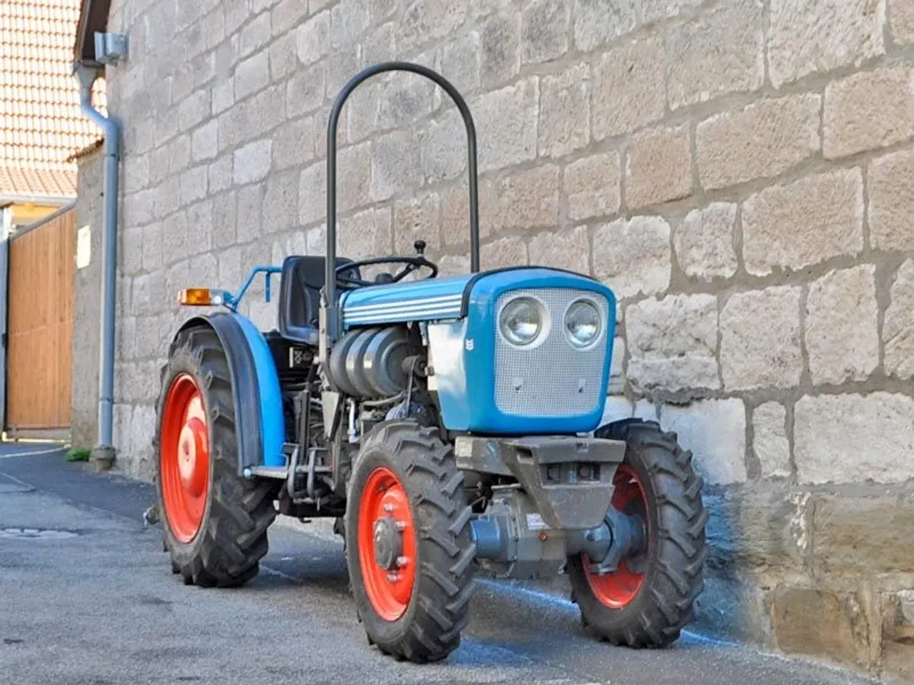 Billede 1 - Søger en minitraktor eller smalsporet traktor