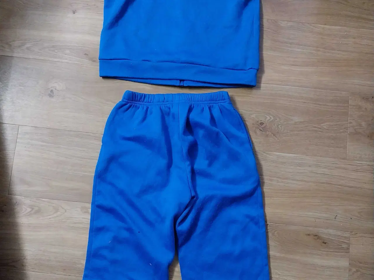 Billede 4 - Blå joggingsæt str. 9 år