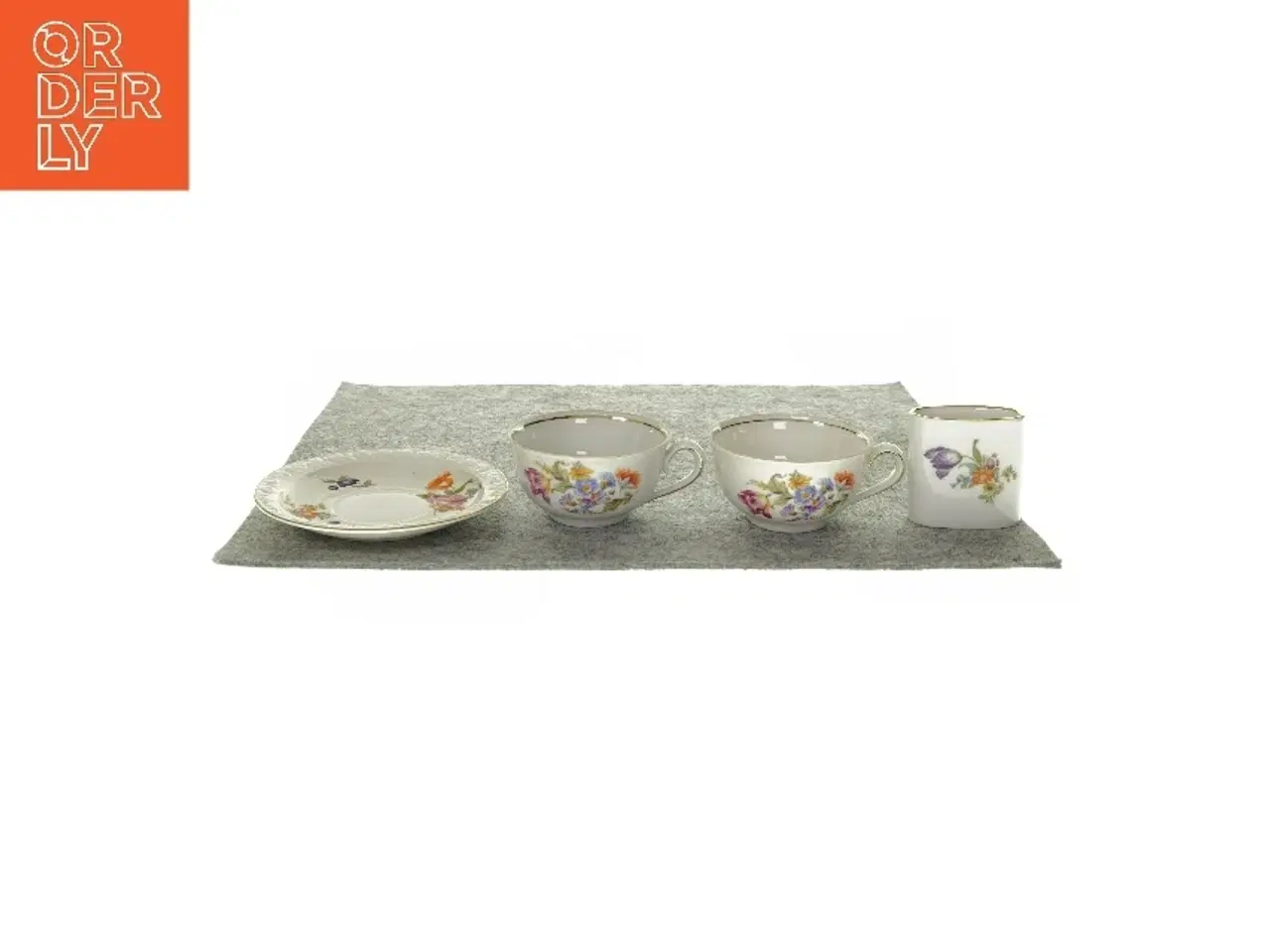 Billede 1 - 2 kopper, en underkop og et lille bærger (str. HØ: 5x9 og 6x3 og Ø:14 cm )