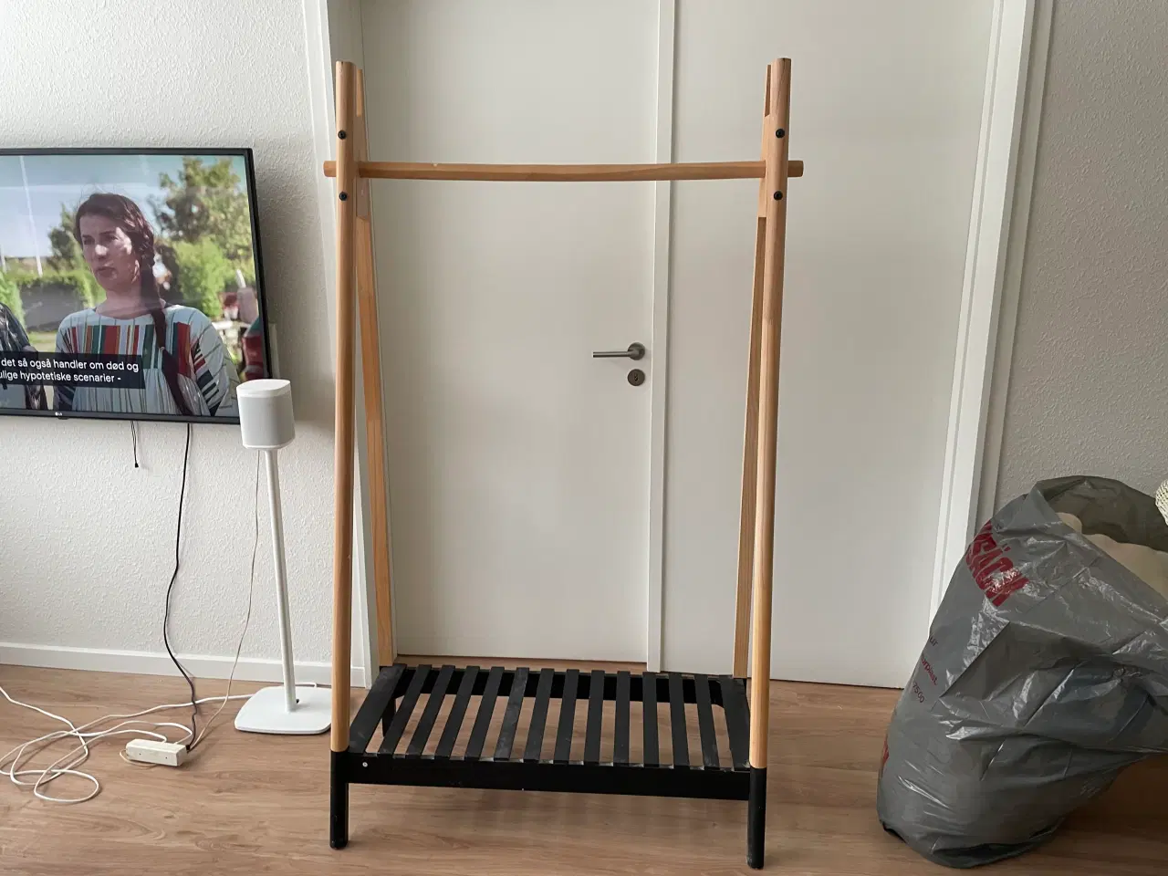 Billede 1 - Smukt tøjstativ med plads til både bøjler og fodtø