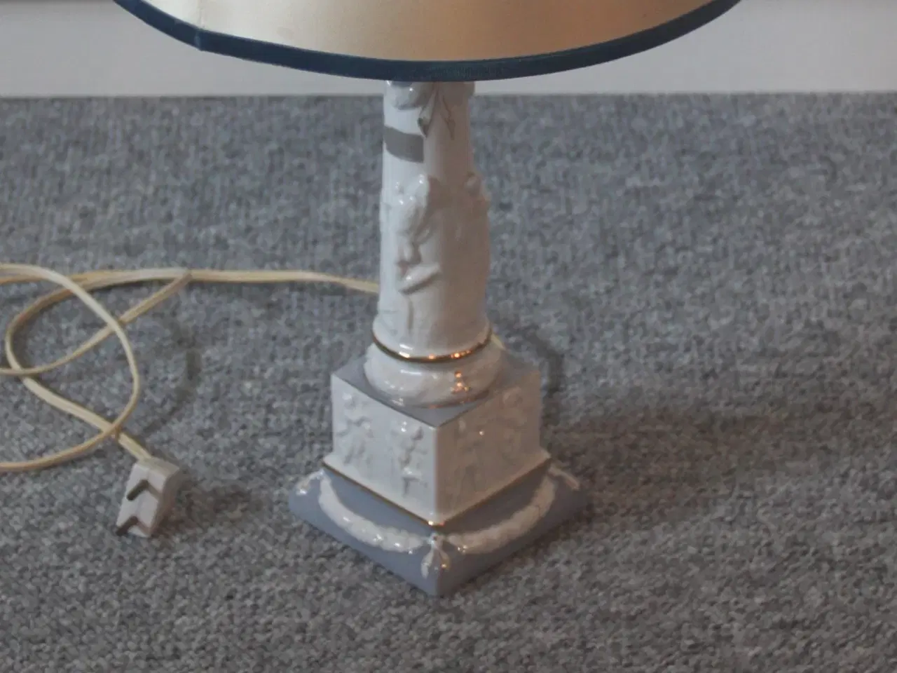 Billede 2 - Bordlampe i porcelæn incl. lampeskærm