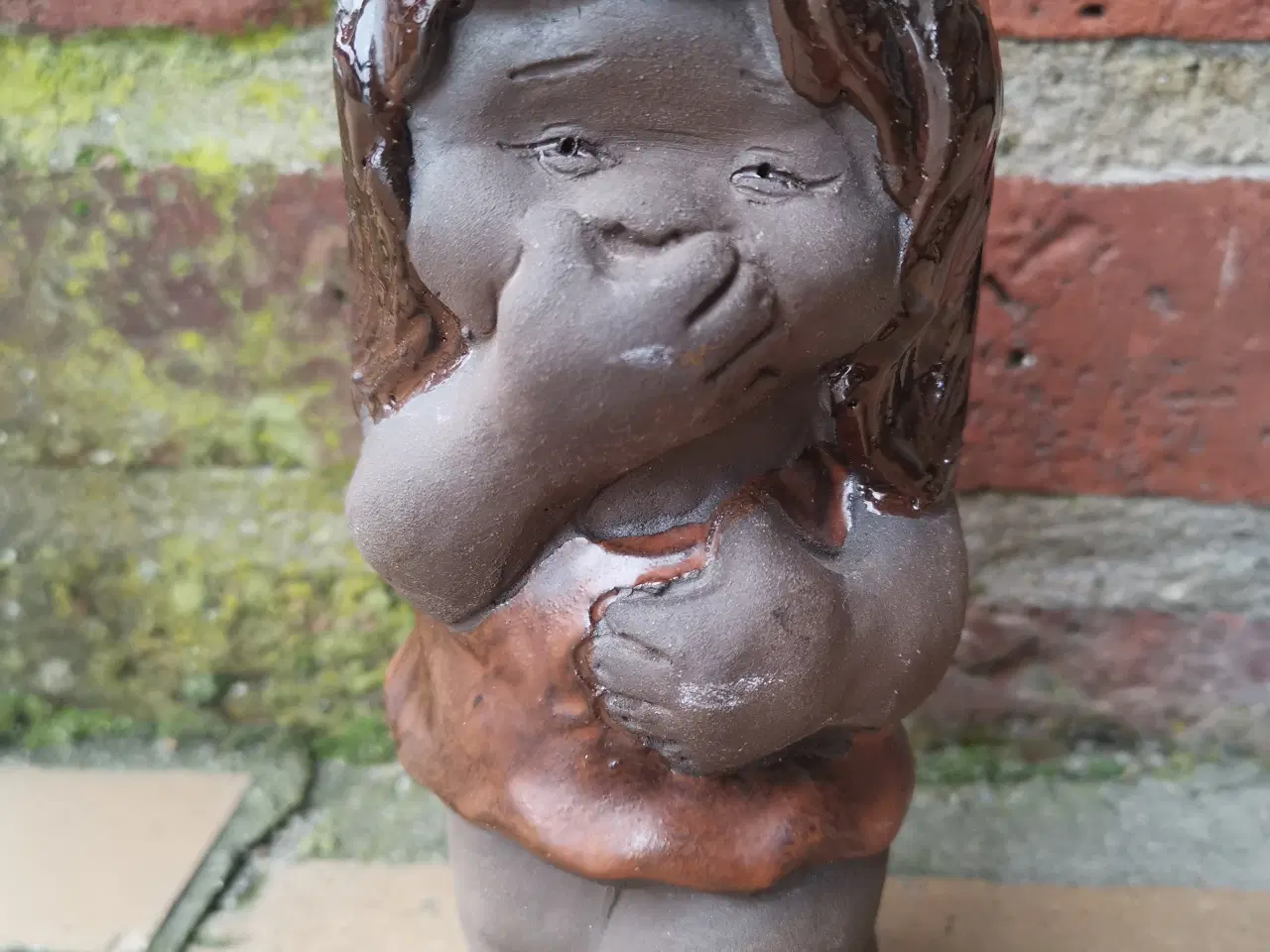Billede 1 - Trolde pige der står og griner - Vallis Keramik