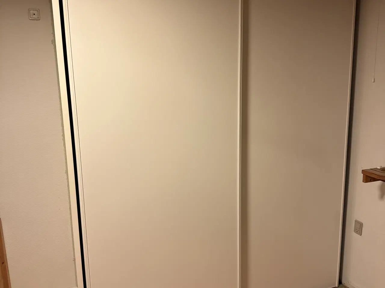 Billede 1 - Dobbelte skydedøre med endevæg og skinner