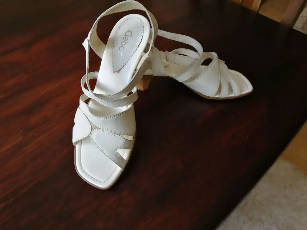Billede 1 - Garbor sandal i hvid skind sælges