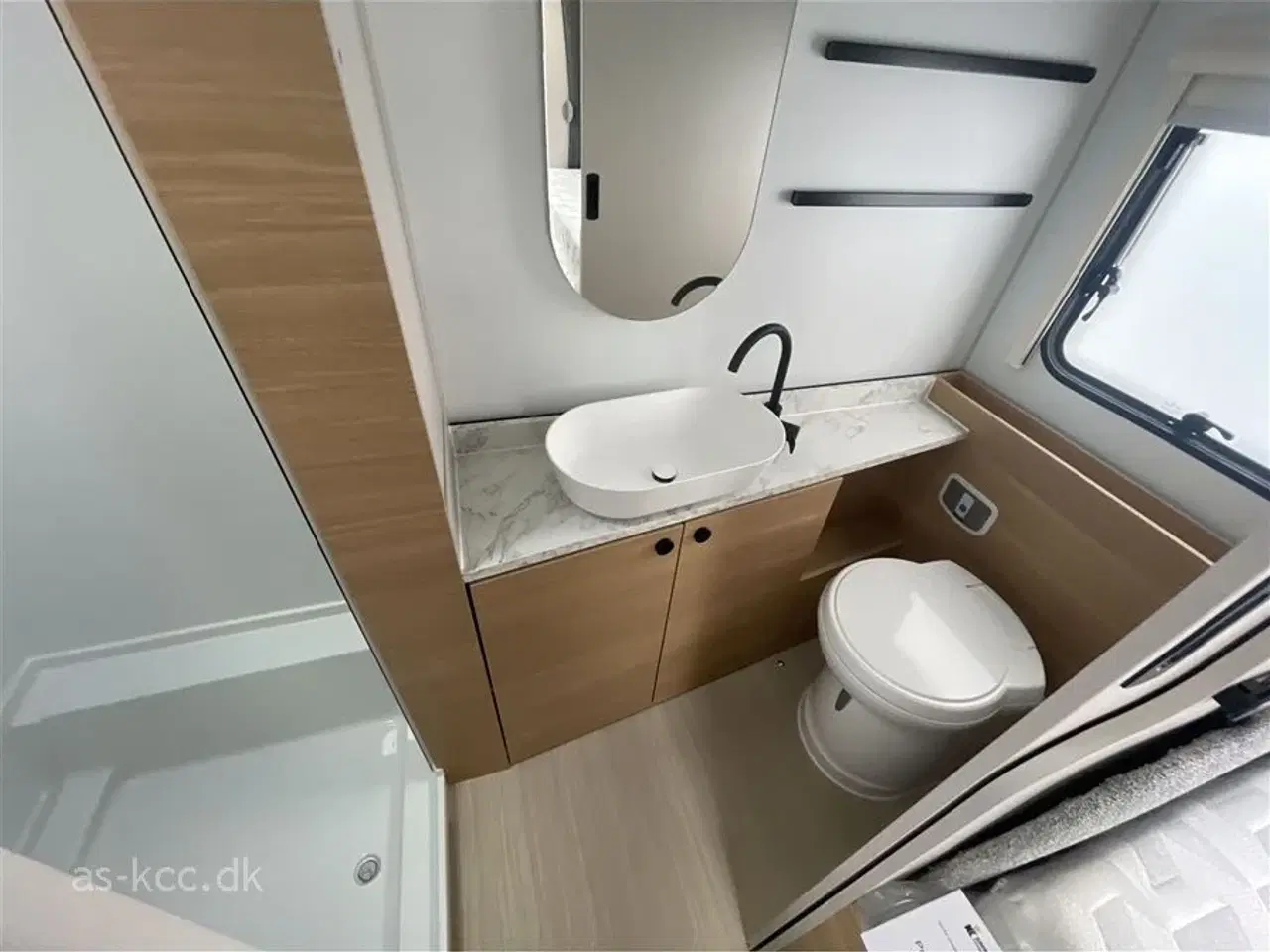 Billede 18 - 2026 - Adria Adora 572 UT Adria Adora 572 UT Årg, 2026 4 sovepladser, 5 siddepladser, enkeltsenge og toilet og bad i bagenden