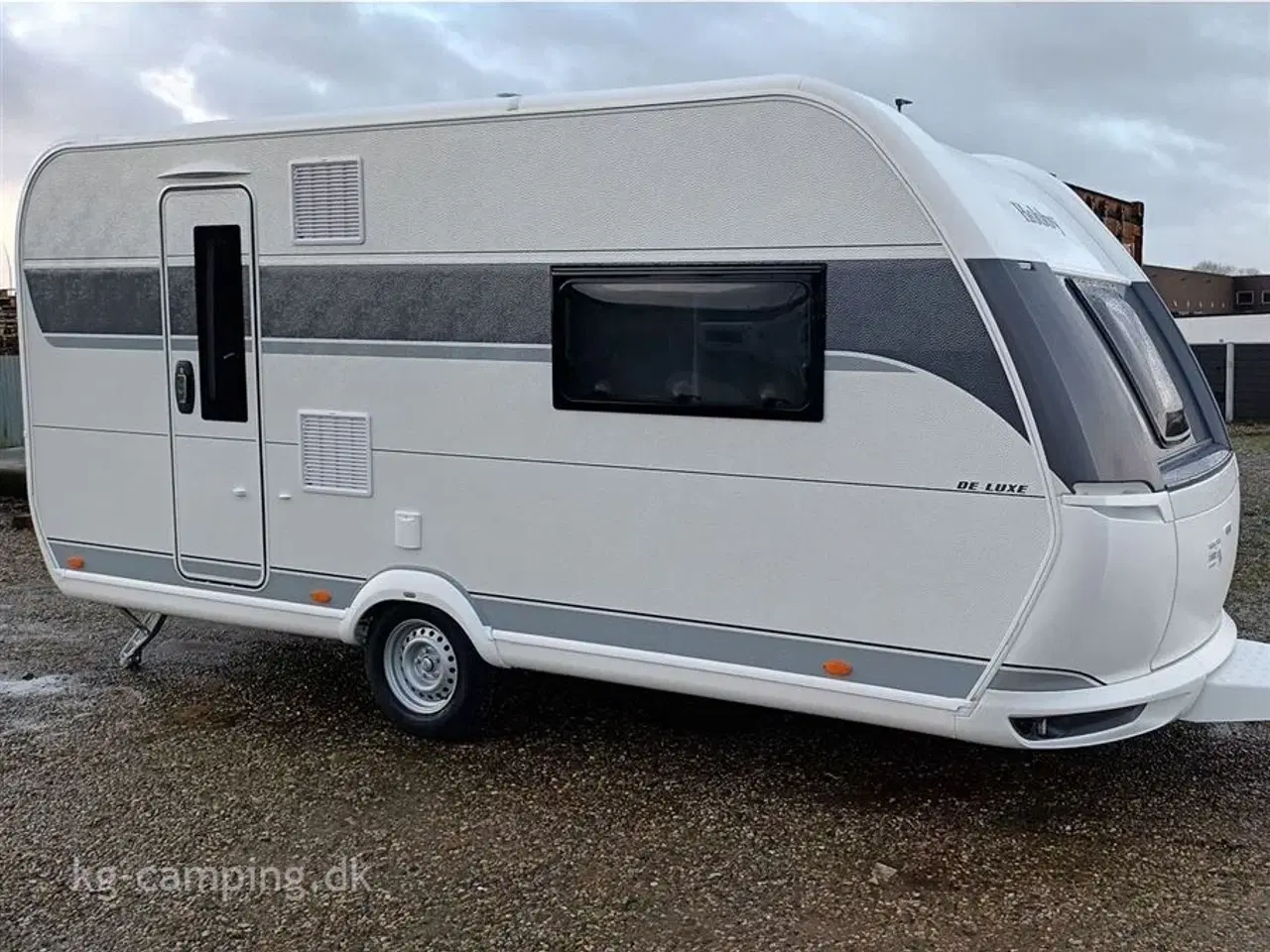Billede 1 - 2025 - Hobby De Luxe 460 SFf   Populær rejsevogn med fritstående dobbeltseng. Kan opvejes til 1.500 KG.