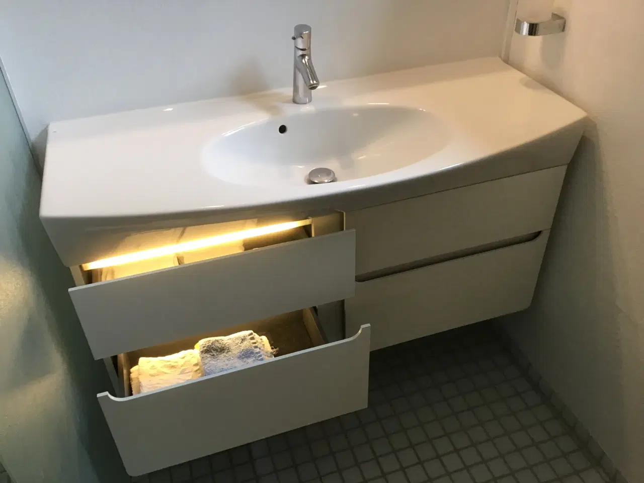 Billede 1 - Håndvask med underskabe og hansagroth vandhane