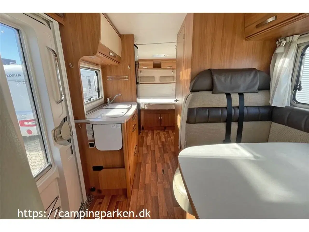 Billede 5 - 2013 - Hymer Exsis I698   Flot helintegreret Hymer Exsis I698, queens bed i bagenden og sænkeseng