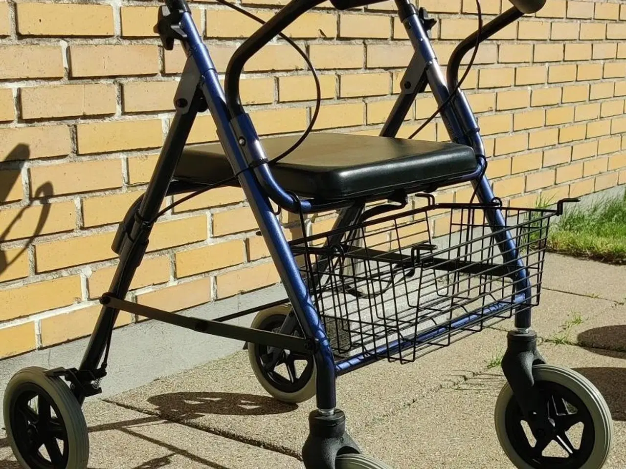 Billede 2 - Rollator aluminium med kurv og ryglæn - næsten ny