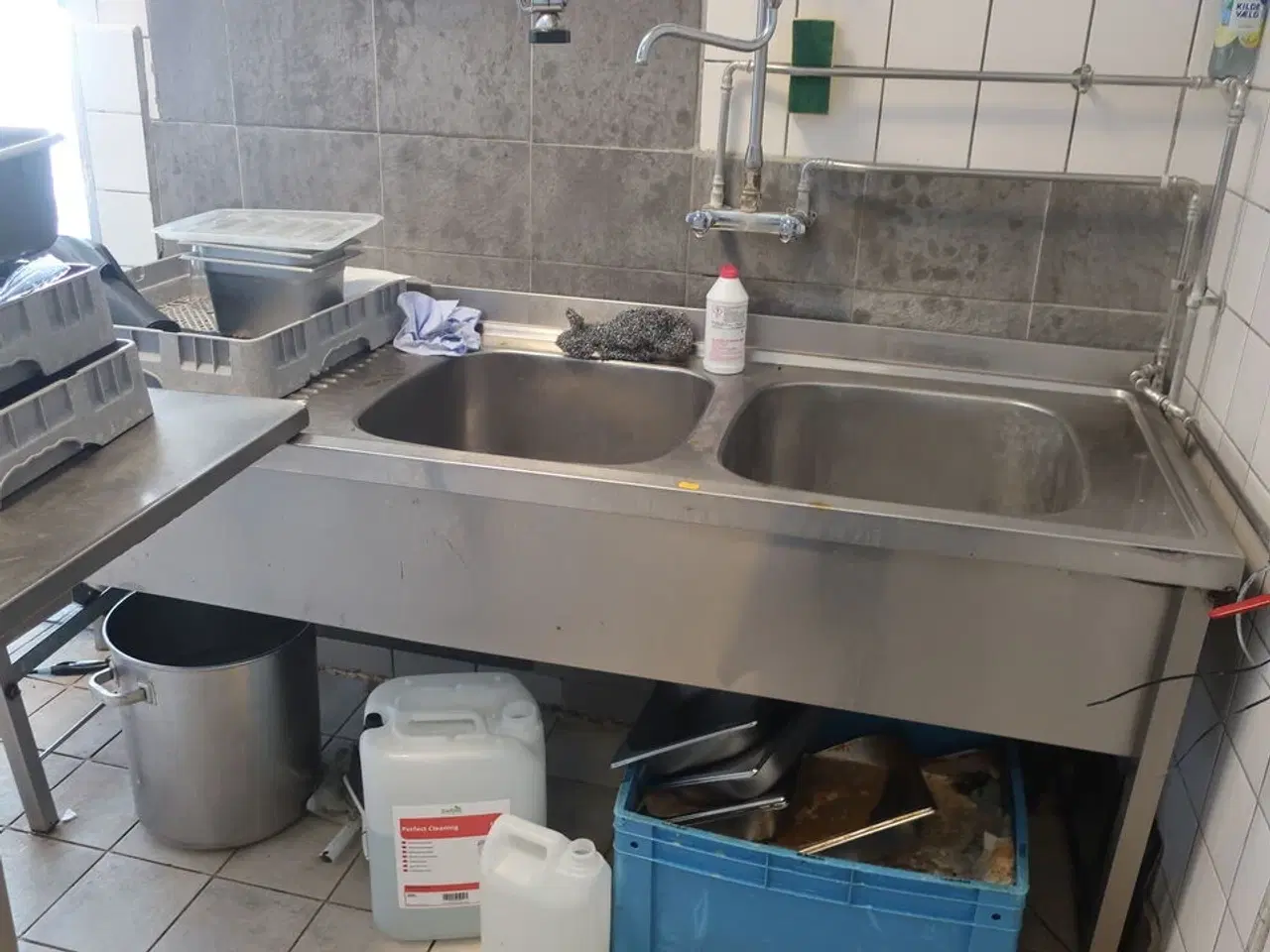 Billede 1 - Dobbelt vaskebord uden armatur