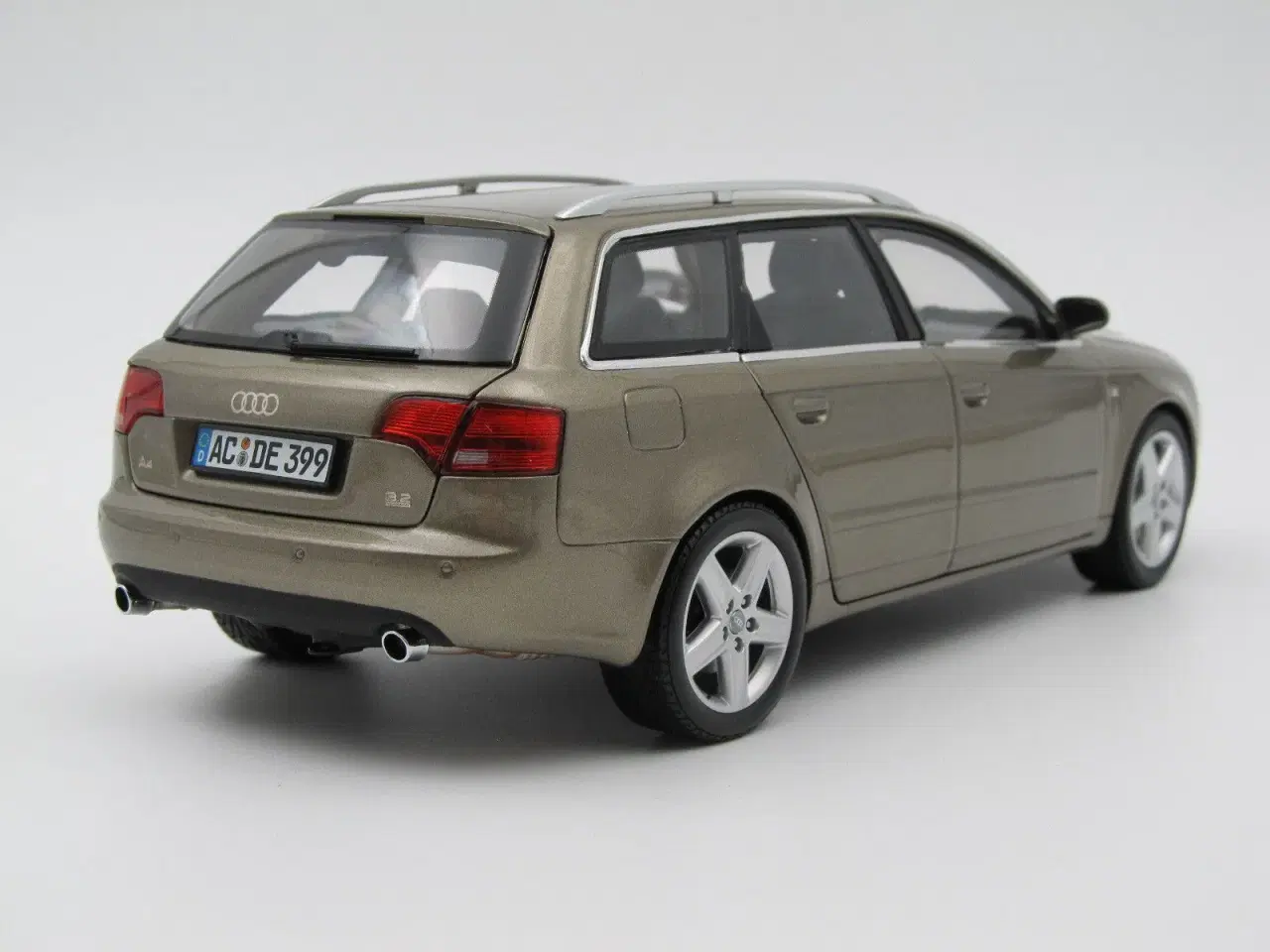 Billede 4 - 2005 Audi A4 Avant 3,2 FSI Quattro B7 - 1:18