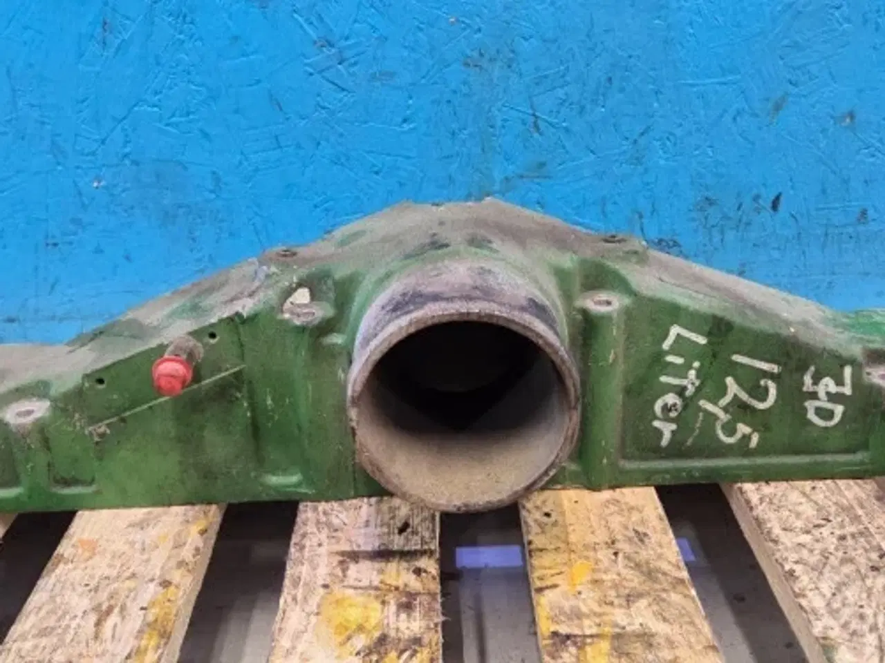 Billede 12 - John Deere 6125HZ001 Indsugningsmanifolddæksel R516998