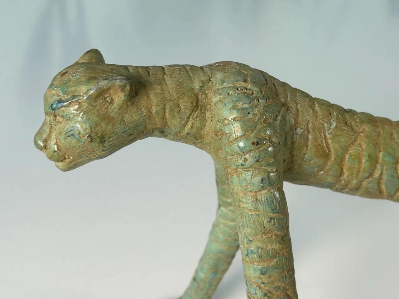 Billede 3 - Stor gepardskulptur i genbrugsbronze – 40 cm lang