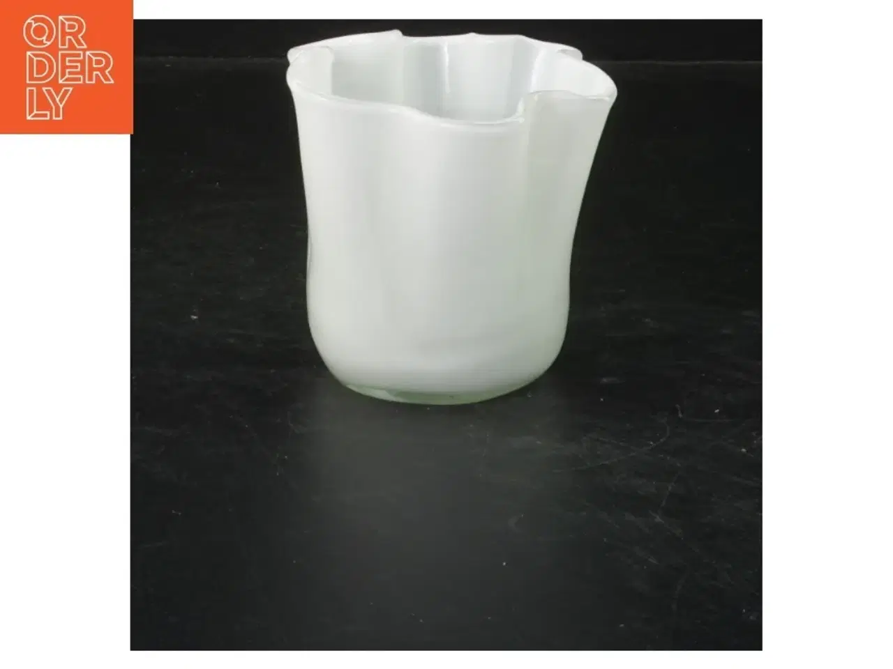 Billede 1 - Hvid glasvase (str. 9 cm)