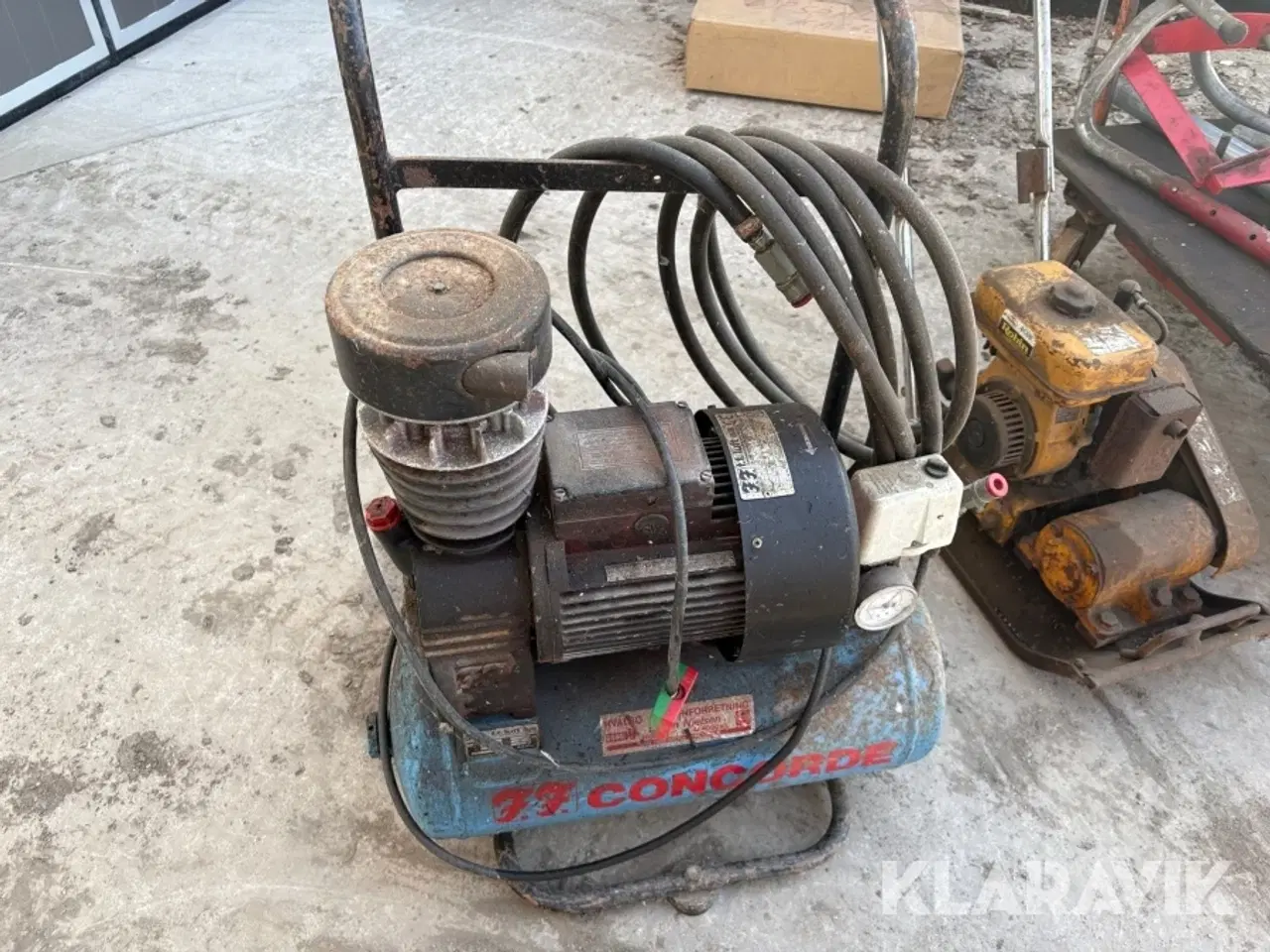 Billede 2 - Blandet lot, pladevibrator,kompressor,Løftevogn, hævesænke vogn.