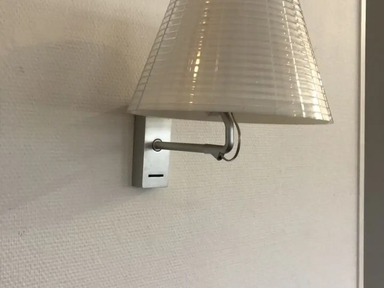 Billede 2 - 8 stk Marset Væglamper Hvid/alustel (MOMSFRI)