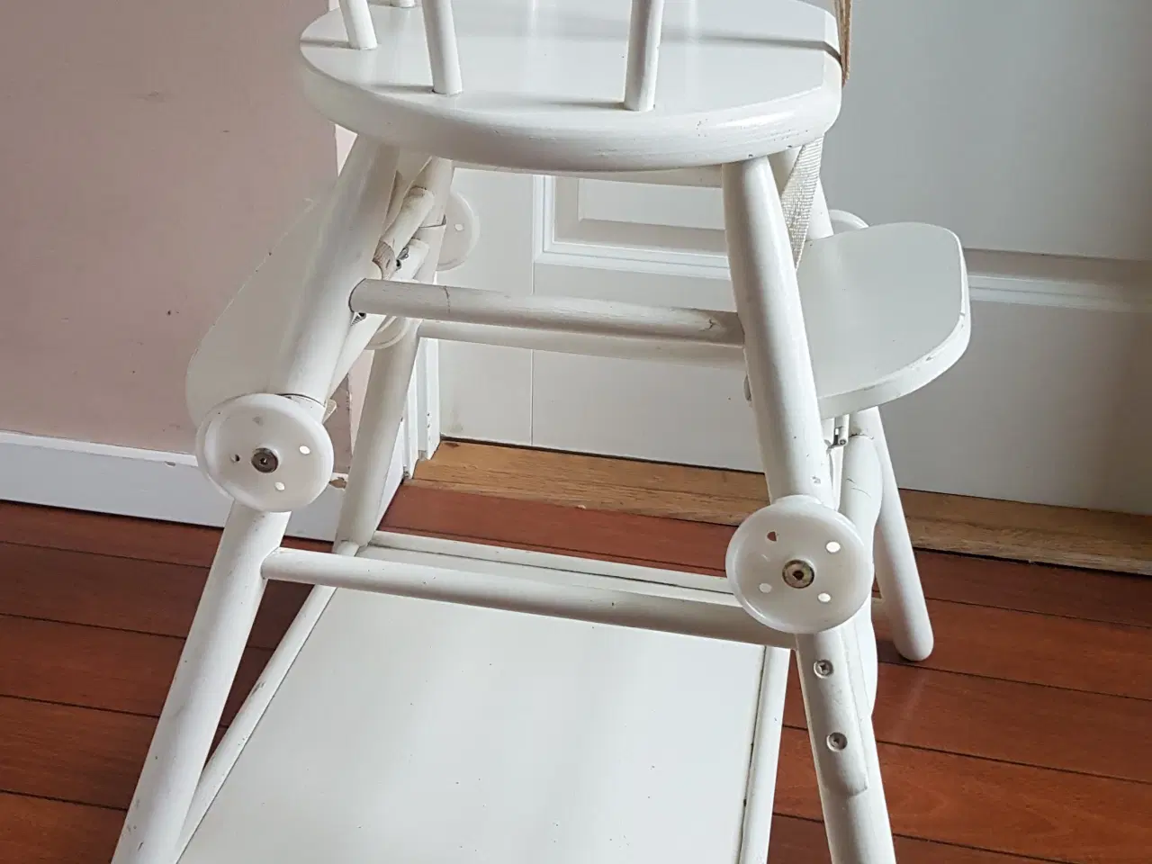 Billede 3 - Højstol i træ, farve hvid.
