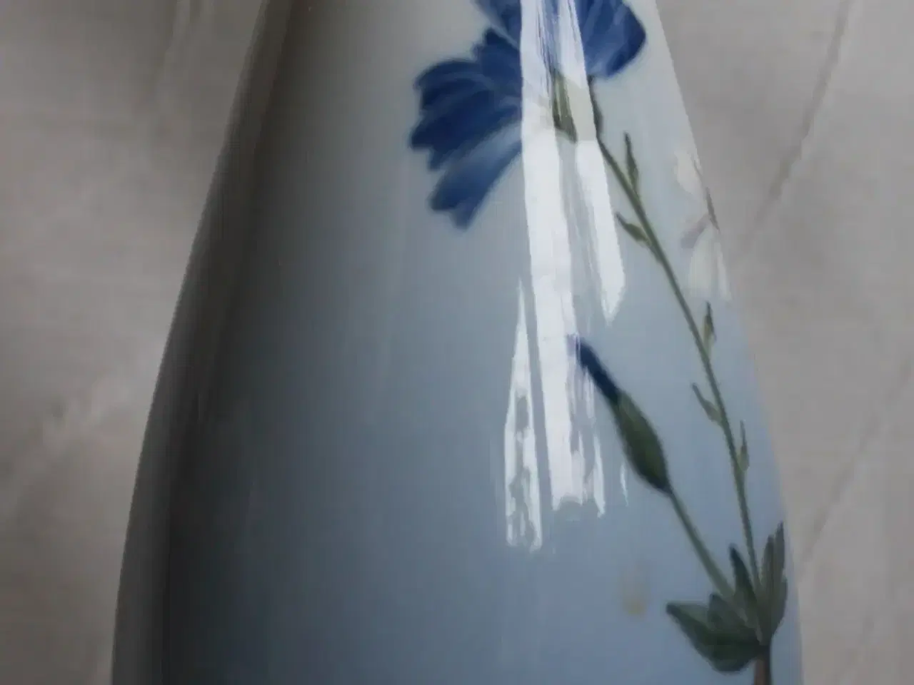 Billede 3 - Vase med blå og hvid blomst, Royal Copenhagen