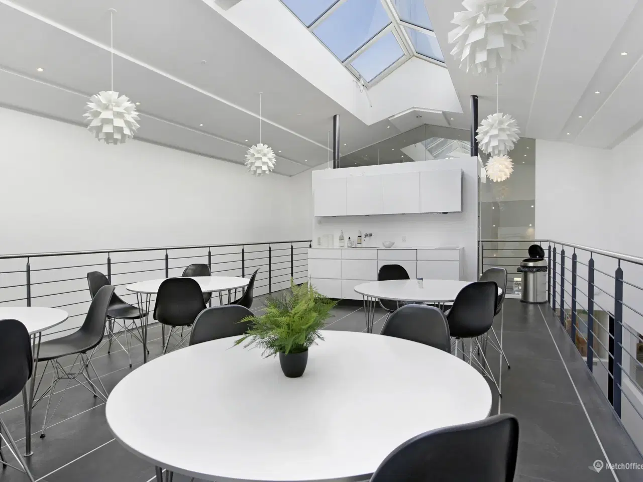 Billede 15 - Yderst indbydende kontor med højt til loftet samt fantastisk lysindfald som også indeholder mødelokale eller et lille kontor - Ring for mere info👍🏼