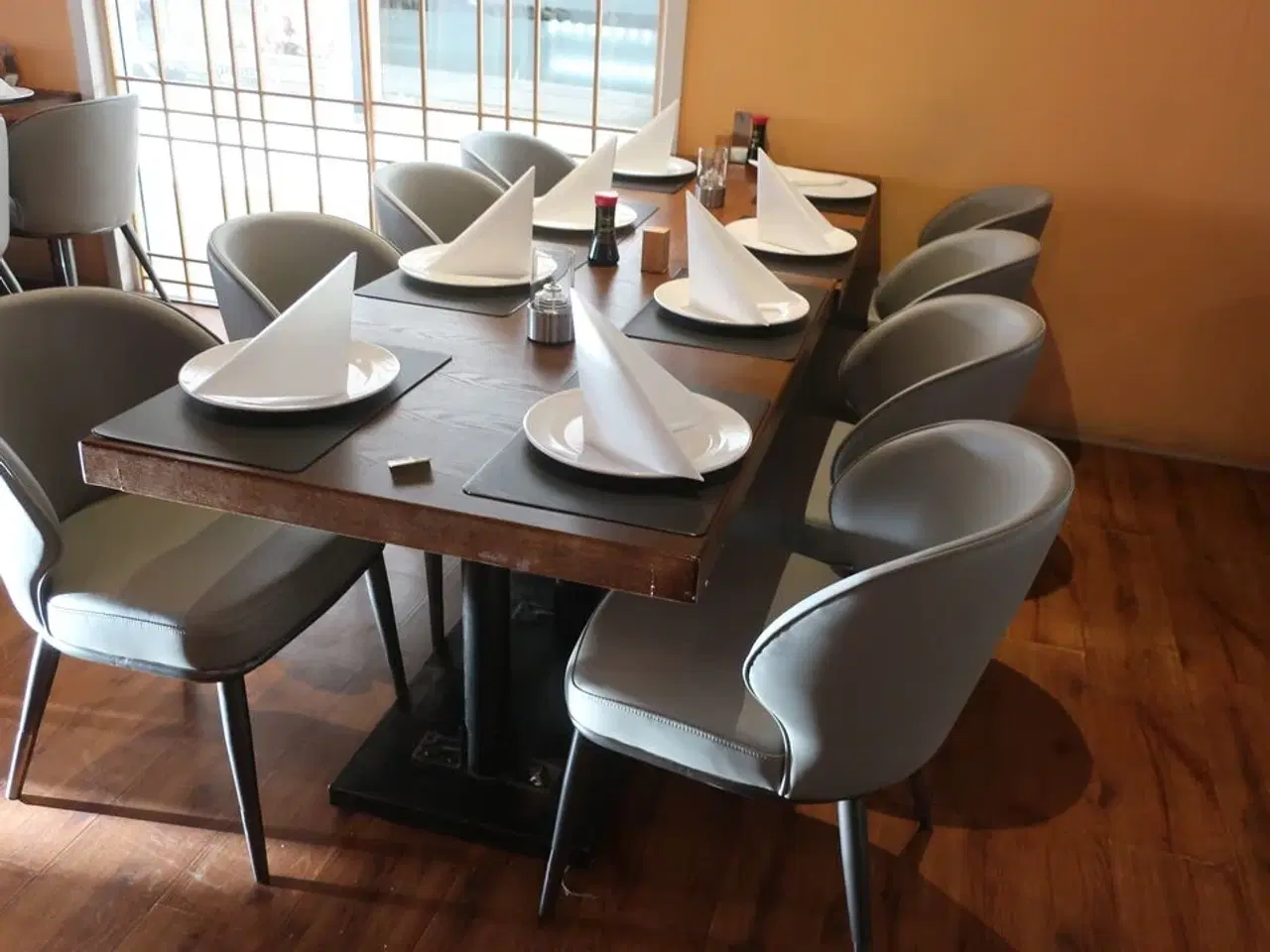 Billede 1 - 2 borde og 8 nye stole