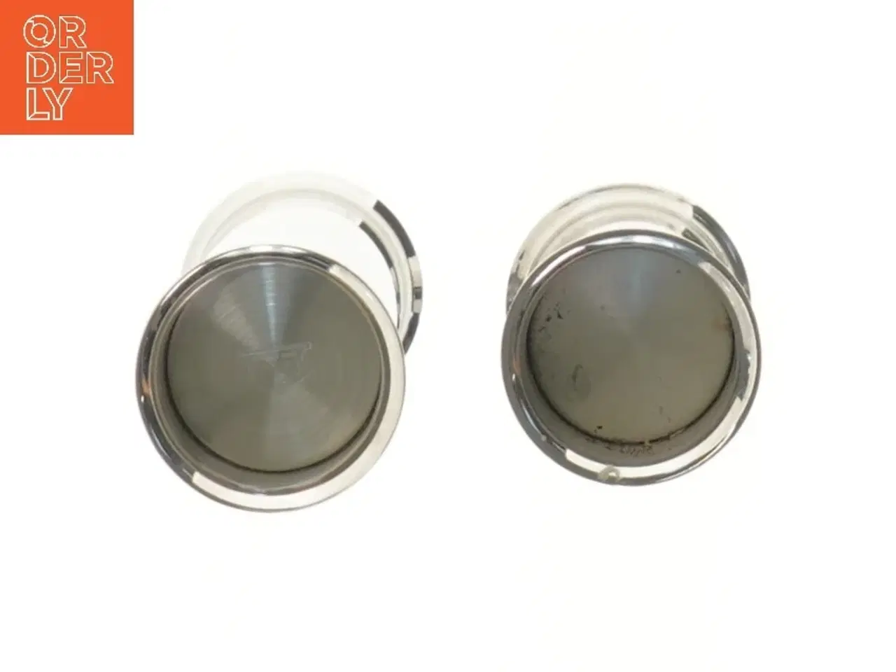 Billede 2 - To lysestager i metal (str. 9 og 15 cm)