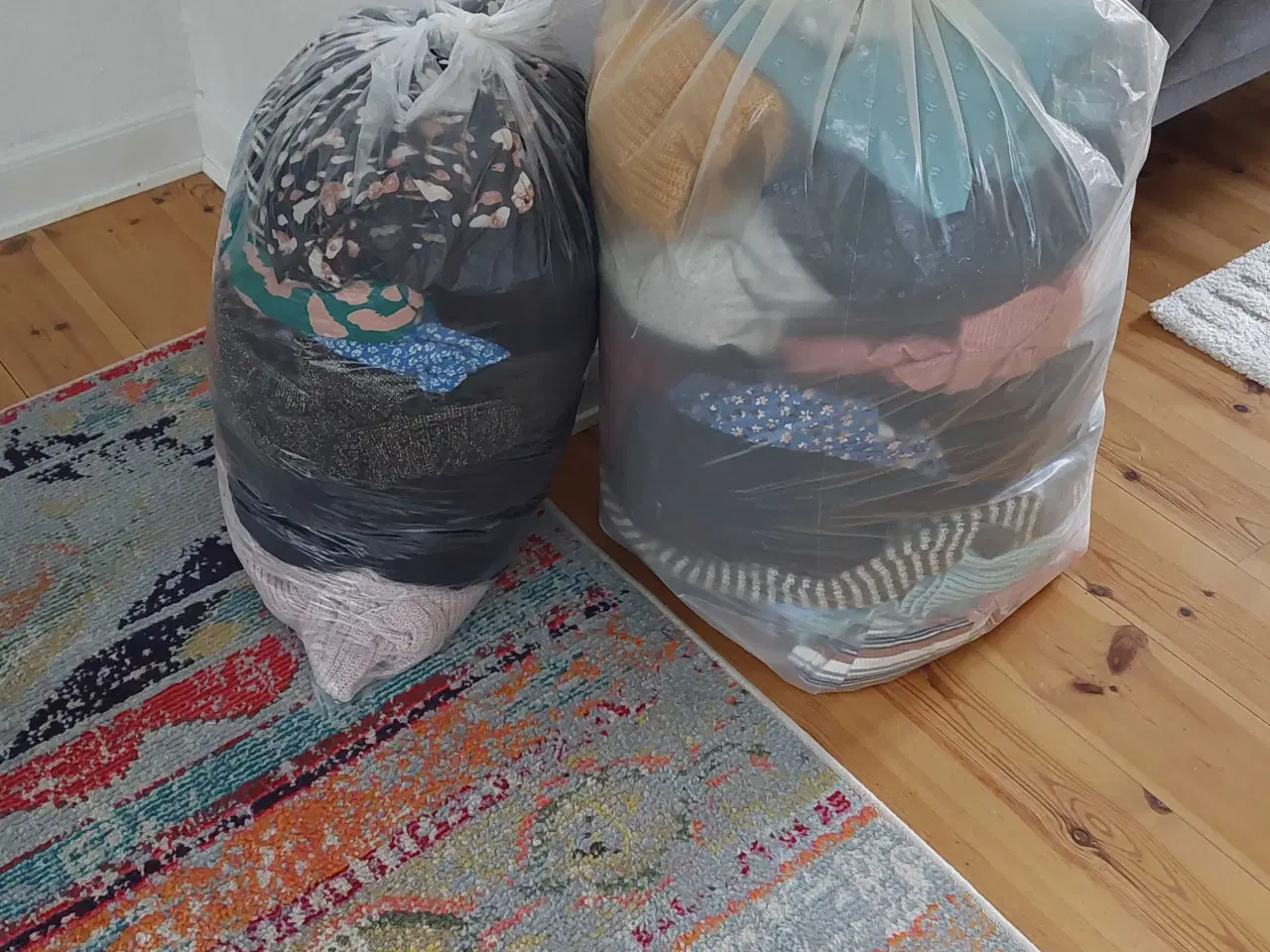 Billede 1 - 2 sække med tøj