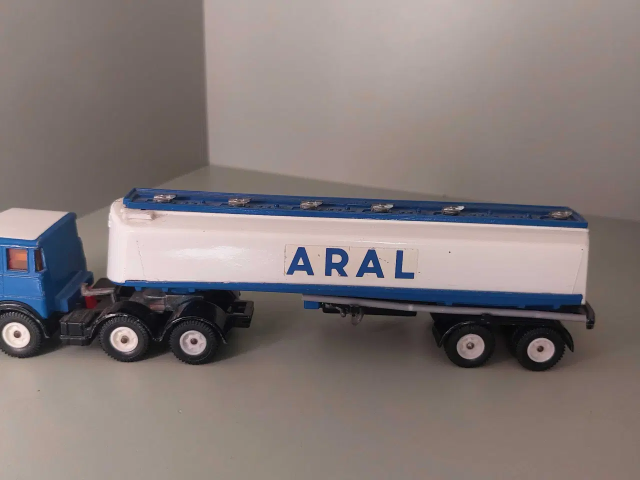 Billede 2 - Siku hensel aral tanklastbil 