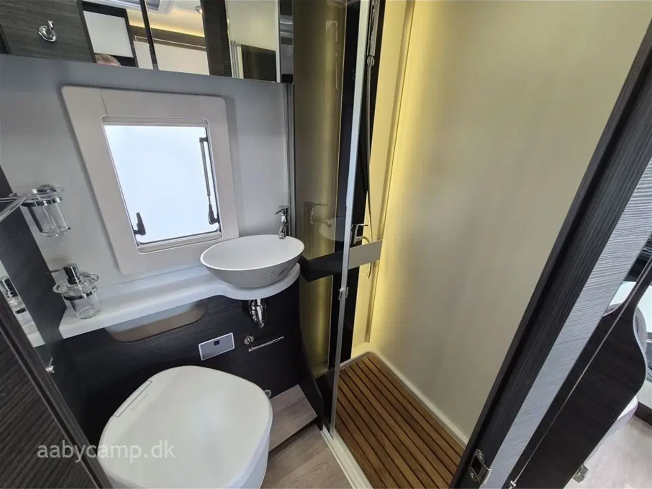 Billede 18 - 2022 - Benimar Mileo 261 NK   Automatgear. NK. pakke. varme på spildevands tanken. plisse i førehuset. solceller. lithium batterier. maxfann. clesana toilet. kompressor køleskab.