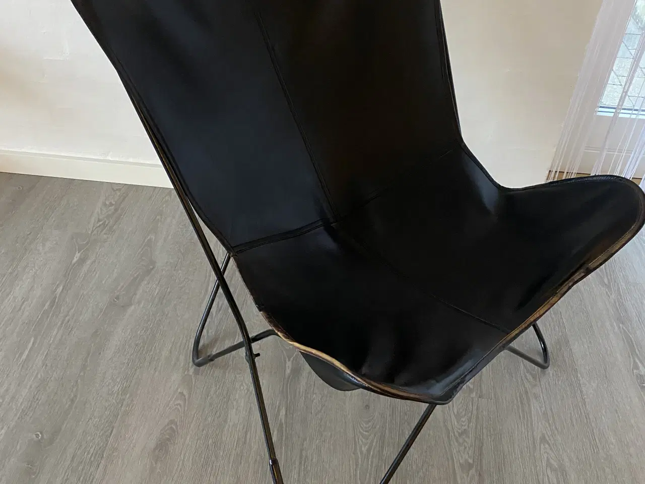 Billede 2 - Velholdt Sort Flagermusstol