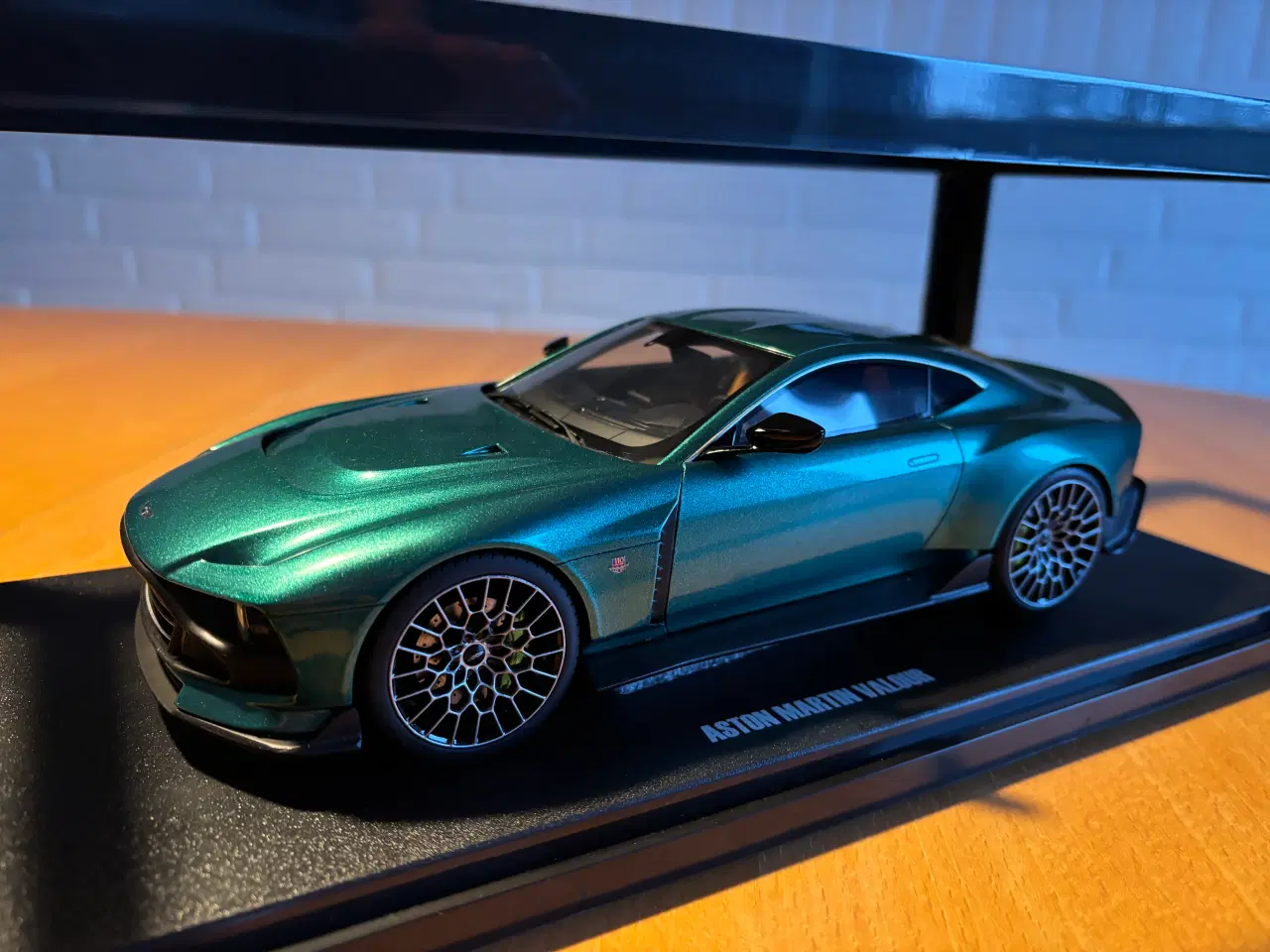 Billede 2 - Aston Martin Valour 1:18