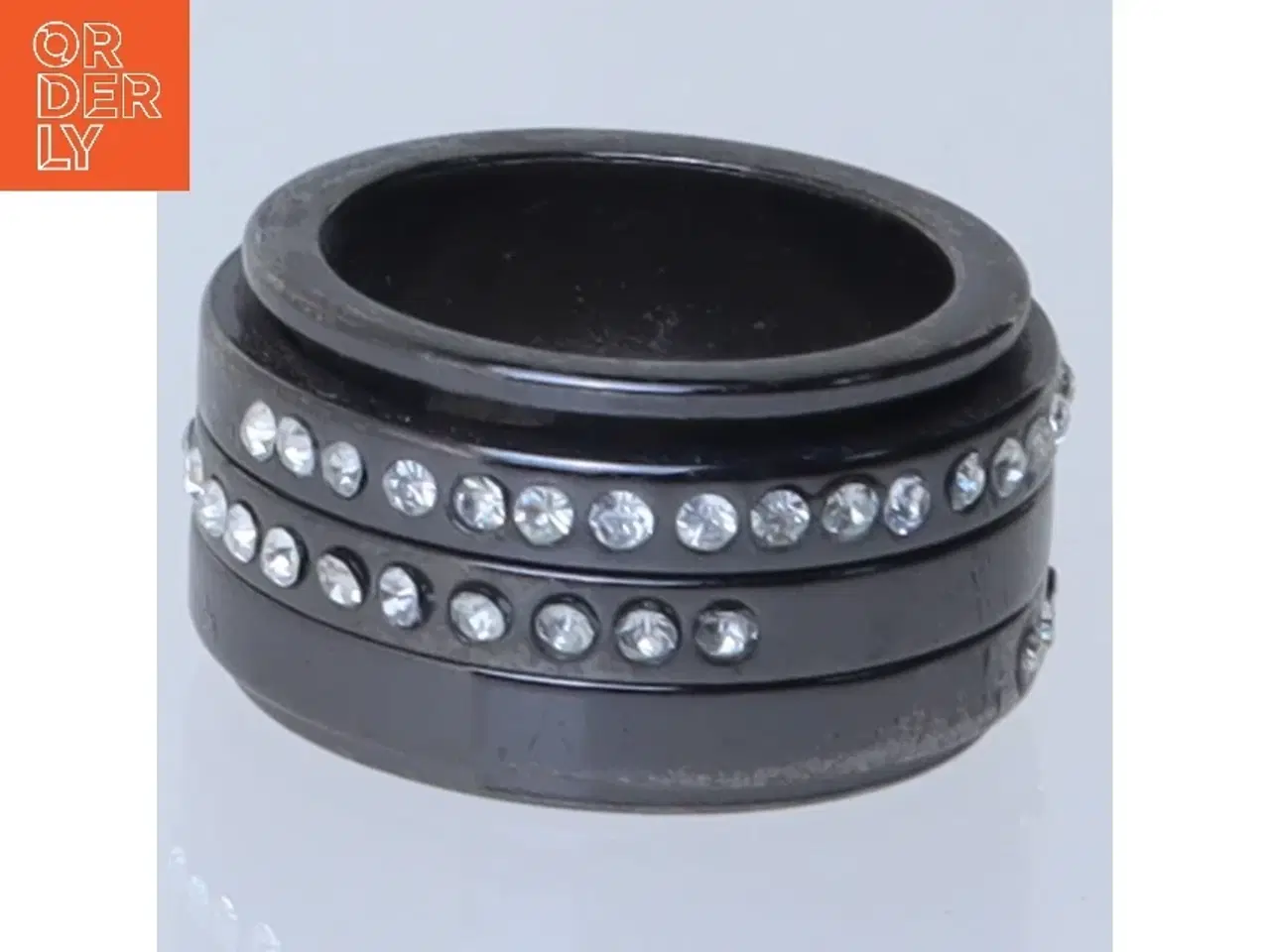 Billede 1 - Sort ring med sten (str. 50 mm)