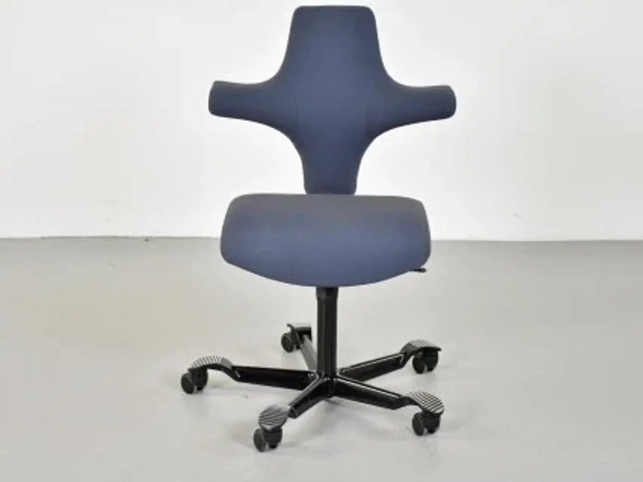 Billede 1 - Häg capisco 8126 kontorstol med blåt polster og sort stel